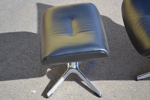 JAHN AAMODT. Fåtölj med fotpall, "Timeout chair", skinn, Conform, 2000-talet.