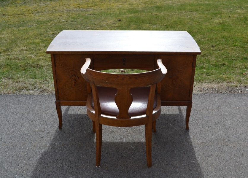 Skrivbord & karmstol. Ek, 1900-talets första hälft.