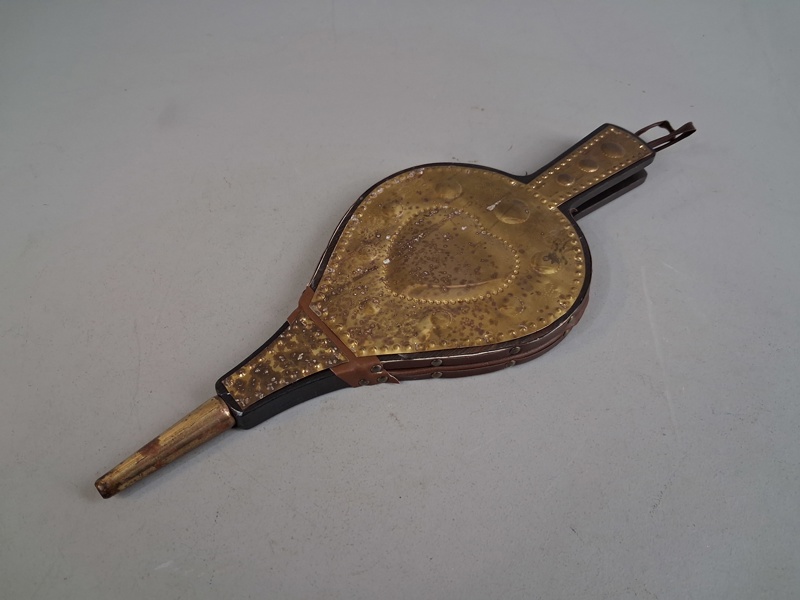 Blåsvälg. Allmoge, trä/mässing.