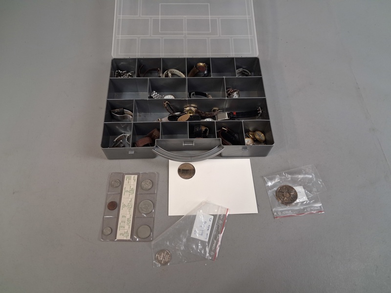 Diverse klockor & några mynt.