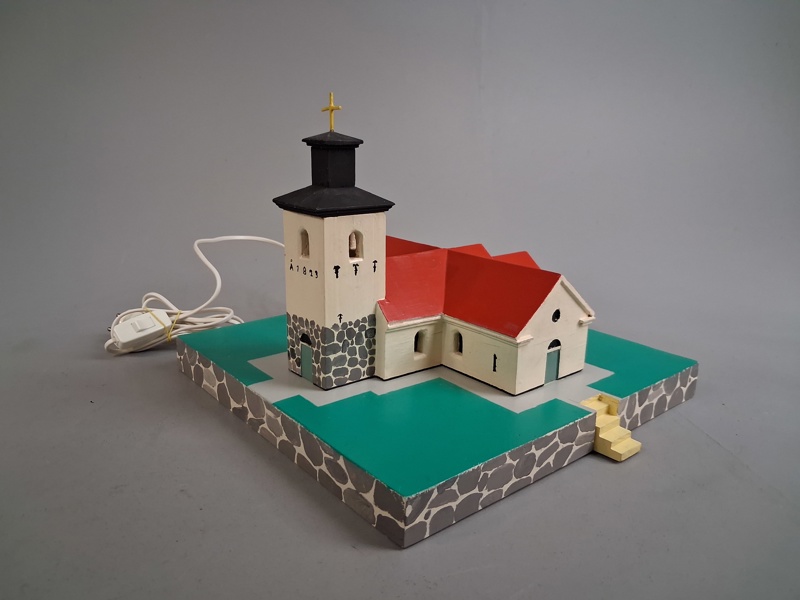 Kyrka med belysning.