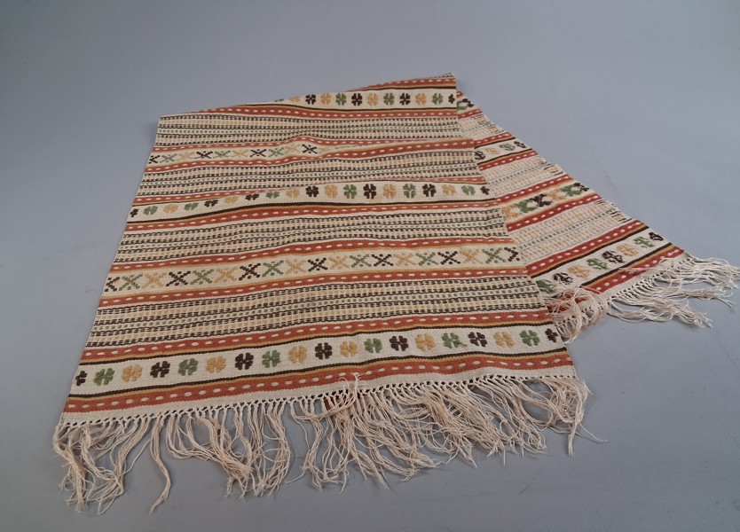 Vävnad/väggbonad. Handarbete.