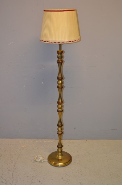 Golvlampa. 1900-talet, mässing & trä.
