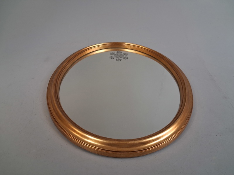 Spegel. Guldfärgad.