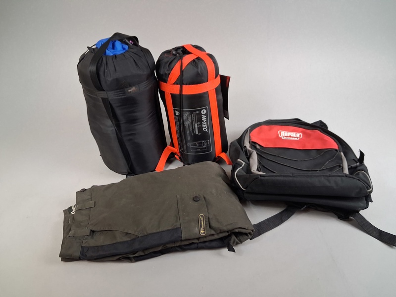 2 Sovsäckar, Ryggsäck & frilufsbyxor Pinewood C48.