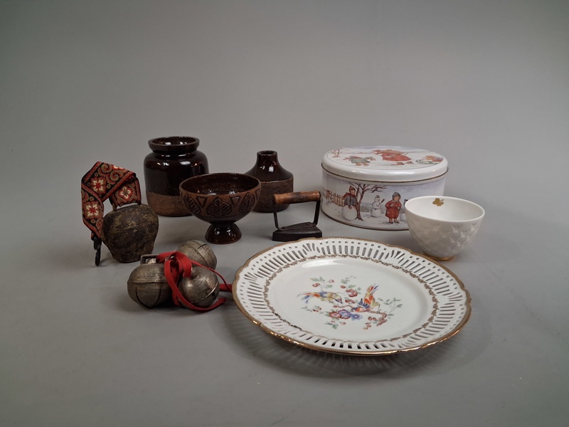 Diverse. Bl.a Kronskål Gunnar Nylund, Laholms Keramik, Kobjällror m.m.