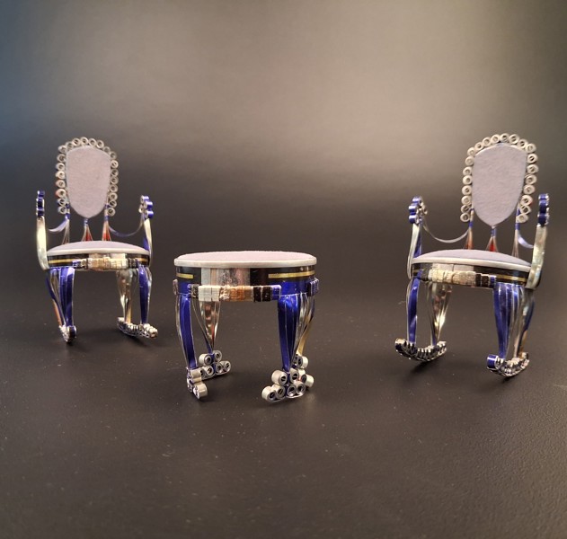 Luffarkonst. 2 Gungstolar & bord. Tillverkade av ölburk, Åbro Bryggeri.