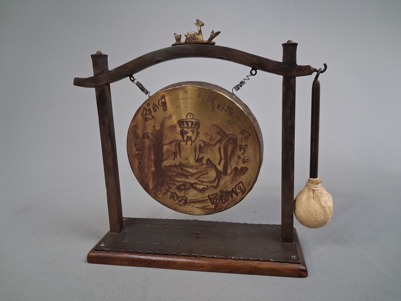 Bords-Gonggong, Mässing, trä, metall.