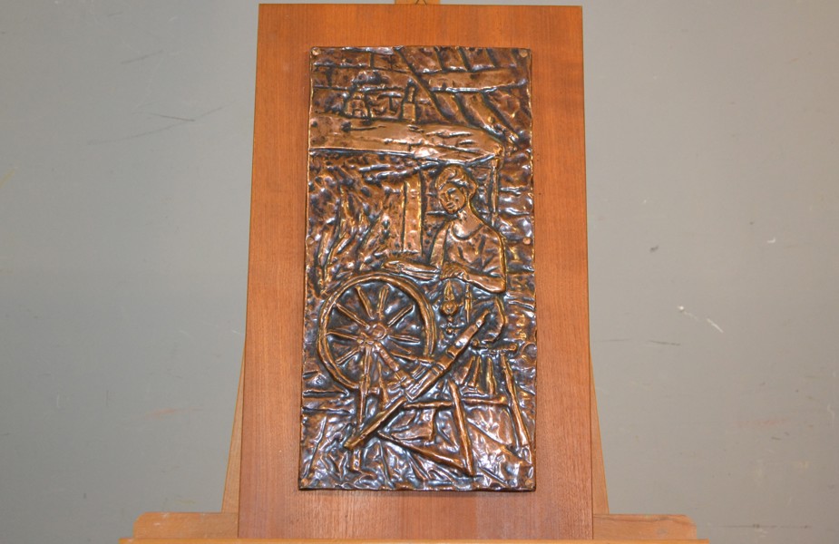 Koppartavla på teakplatta.