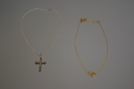 2 Halsband. Ett med kors & markasiter silver & ett förgyllt silver, 8,85gram.