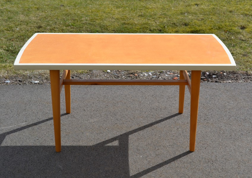 Soffbord, bemålad skiva.