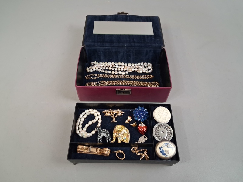 Smyckeskrin med innehåll, diverse Bijouterier.