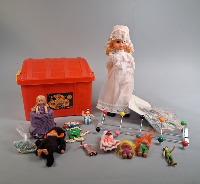 Diverse leksaker, förvaringsback, bokmärken.