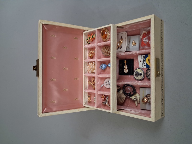 Smyckeskrin med innehåll. Bijouterier.