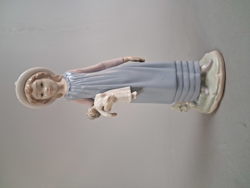 Figurin. Lladro. Flicka med docka.