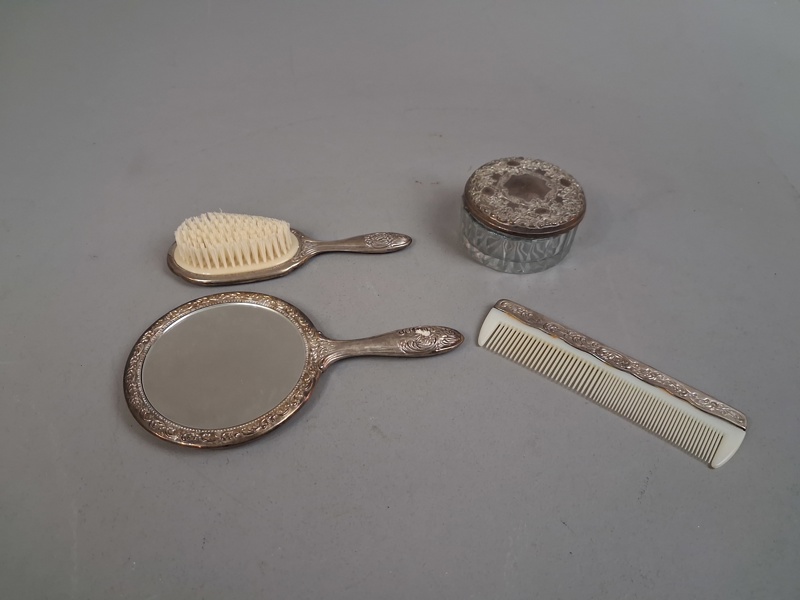 Handspegel, borste, kam, burk med lock. Vitmetall.