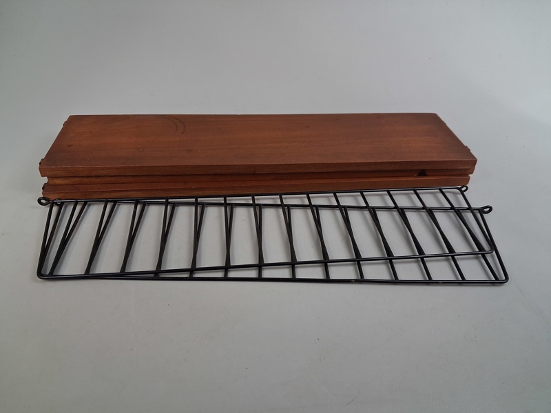 NILS STRINNING. Stringhylla, 2 Gavlar & 3 Hyllplan.