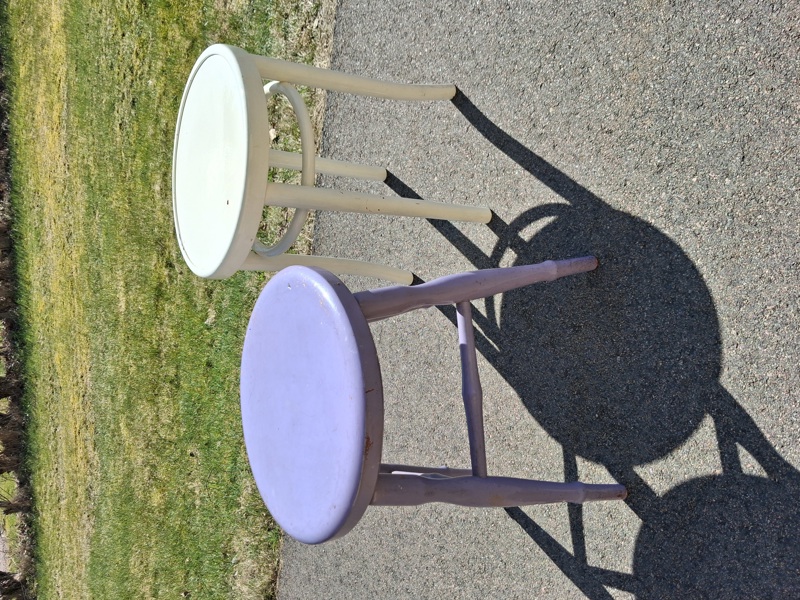 2 Pallar. Bemålade.