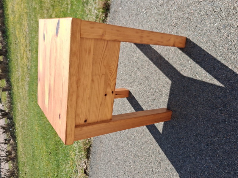 Furu pall med förvaring.