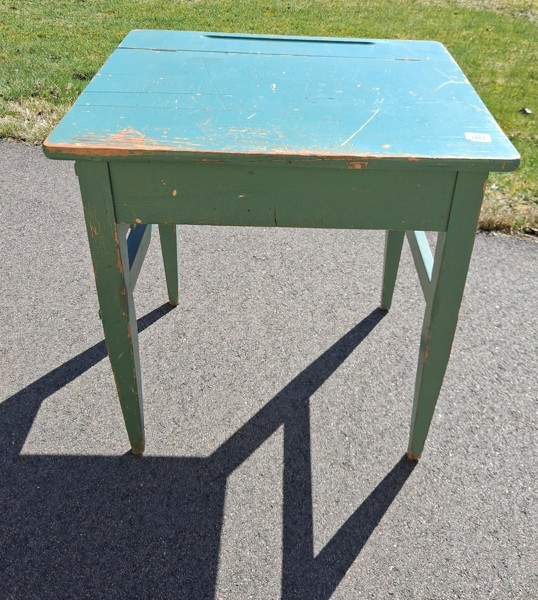 Äldre skolbänk, bemålad.