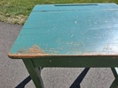 Äldre skolbänk, bemålad.