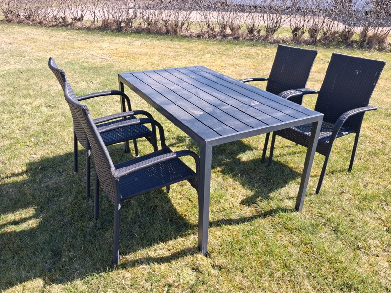 Utemöbler. Bord & 4 Stolar.