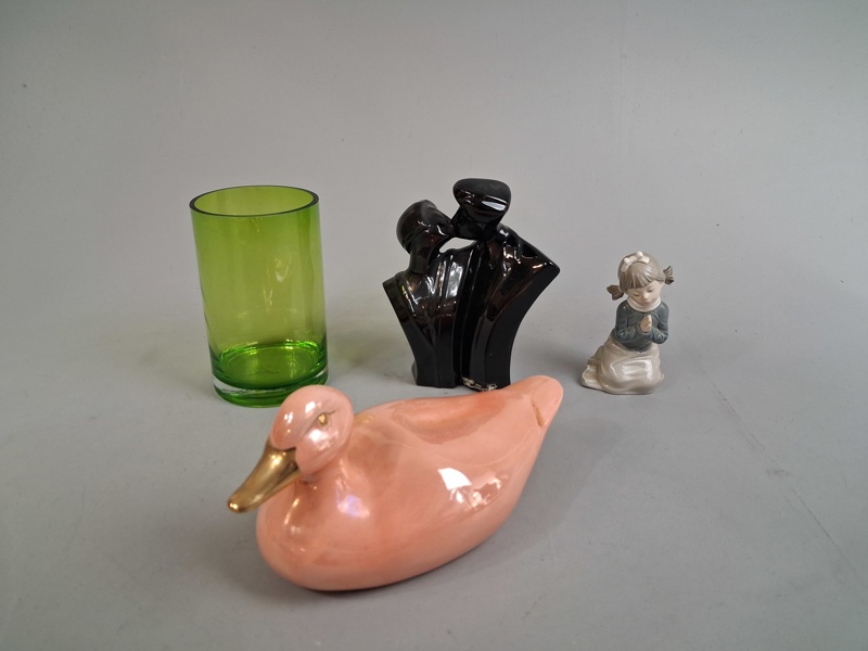 3 Figuriner & en vas. Bl.a Nao, Sia, JIE.