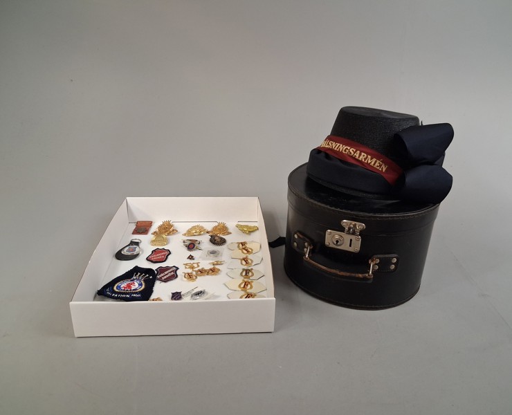 Mössa i väska & märken. Frälsningsarmen.