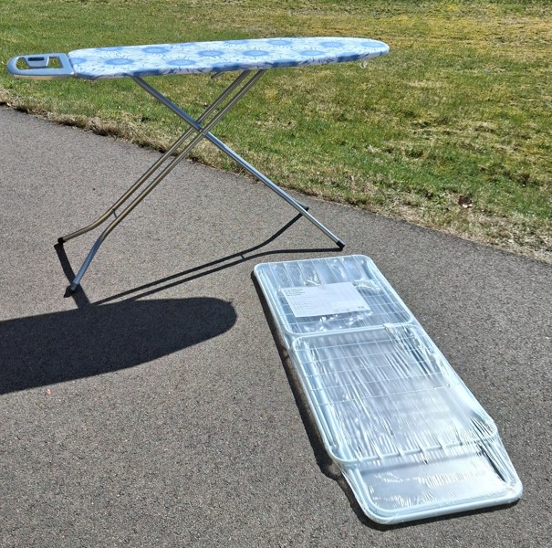 Strykbräda & tvättställ.