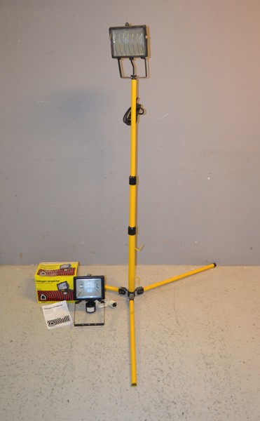 Bygglampa på stativ Halogen & oanvänd Halogenstrålkastare med infraröd rörelsevakt.