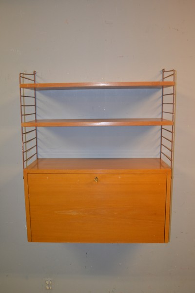 NILS & KAJSA STRINNING. Hylla med sekretärdel, "String", fanerat lövträ.