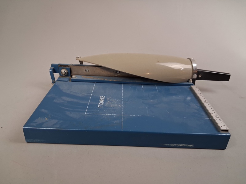 Pappers skärare/skärmaskin. Dahle.