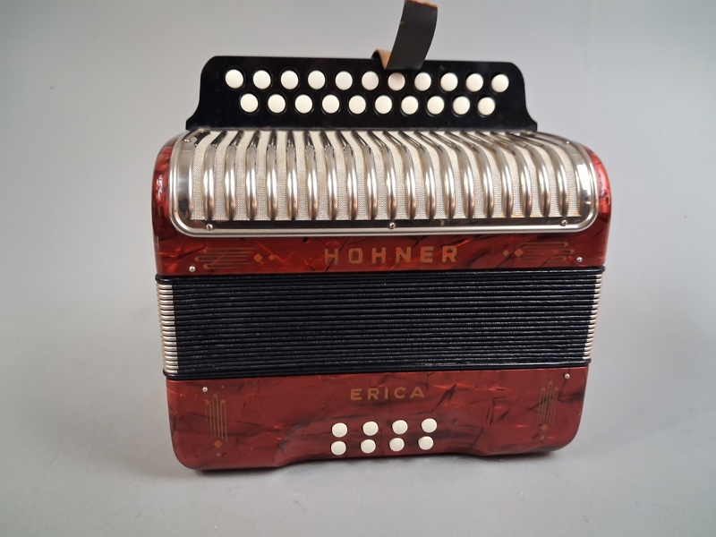 Litet dragspel. "Rem är trasig", Hohner, Erica.