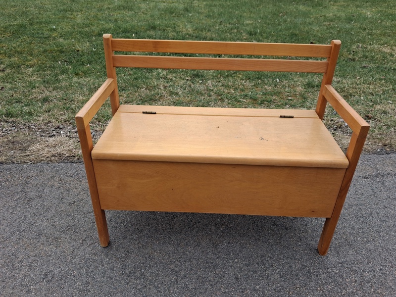 Barnbänk med förvaring.