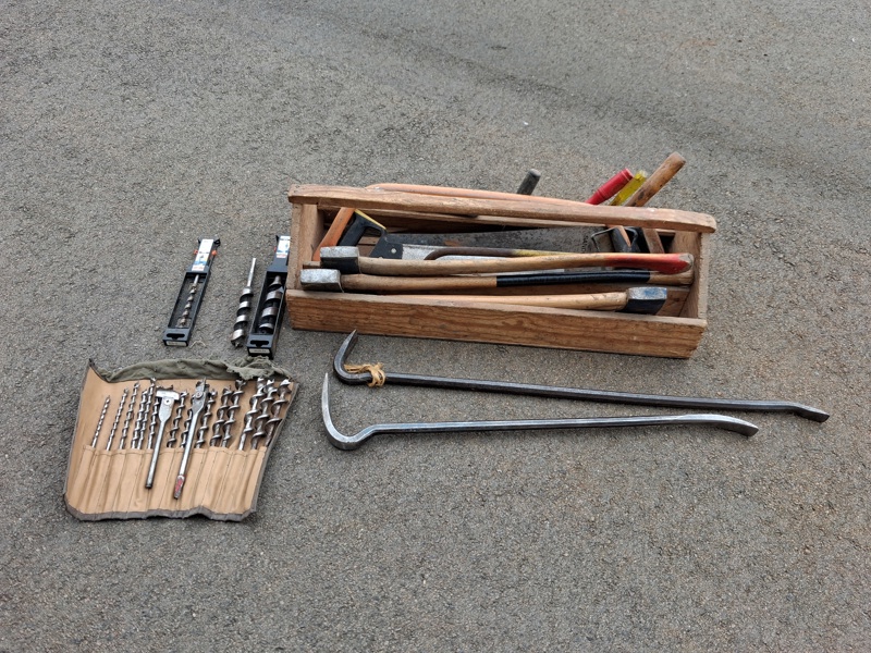 Diverse verktyg i trälåda.