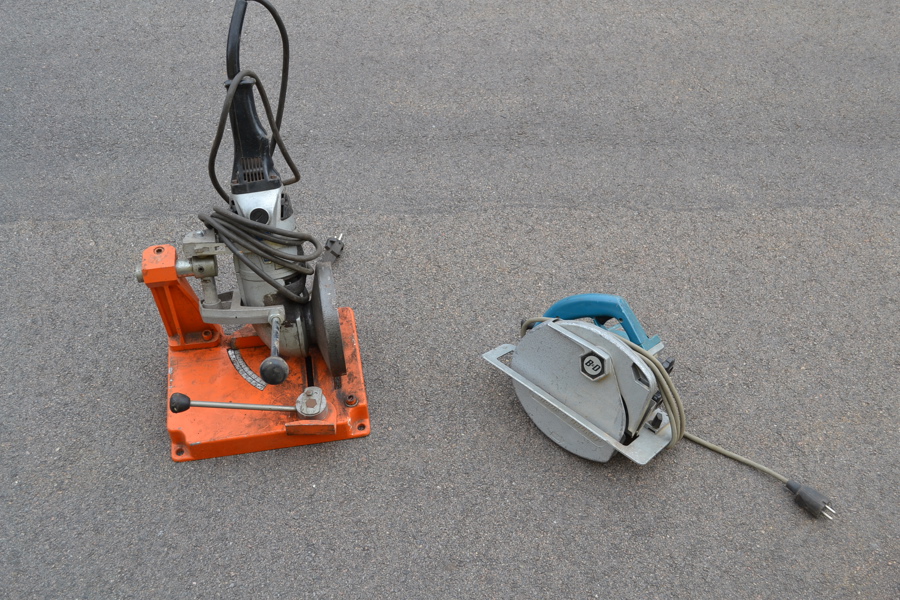 2 Maskiner. Vinkelslip på stativ & cirkelsåg.