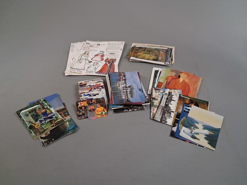 Diverse. Bl.a Vykort, Hockeykort, klippdockor.