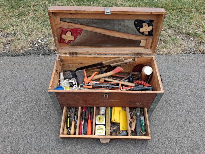 Verktyg i större trälåda.