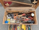 Verktyg i större trälåda.