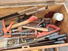 Verktyg i större trälåda.