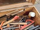 Verktyg i större trälåda.