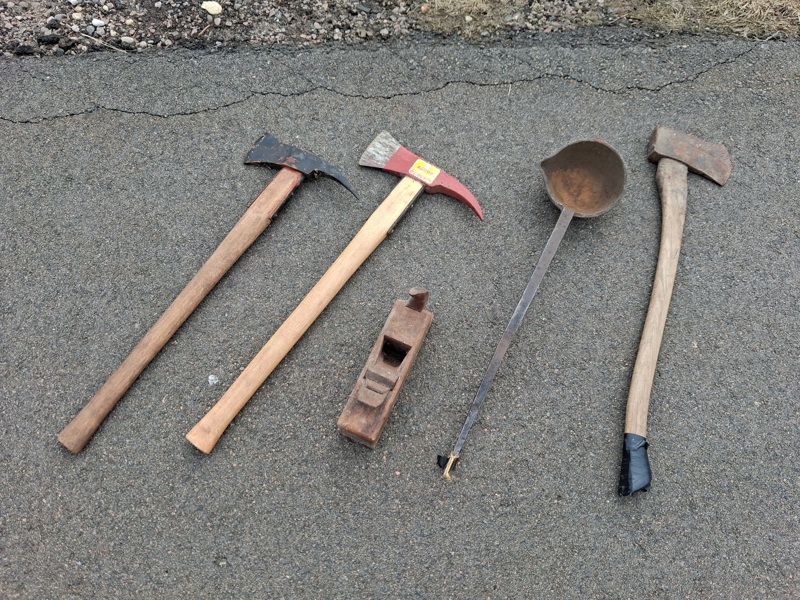 Diverse verktyg. Bl.a Brandyxor.