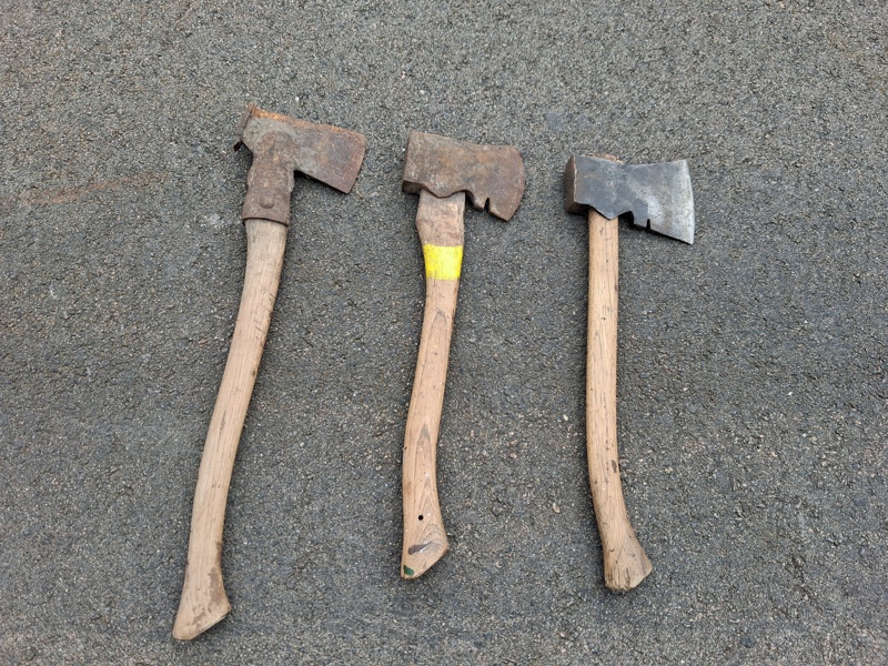 3 Äldre yxor.