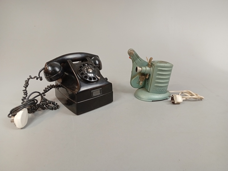 Äldre projektor Piccolo & bakelittelefon.