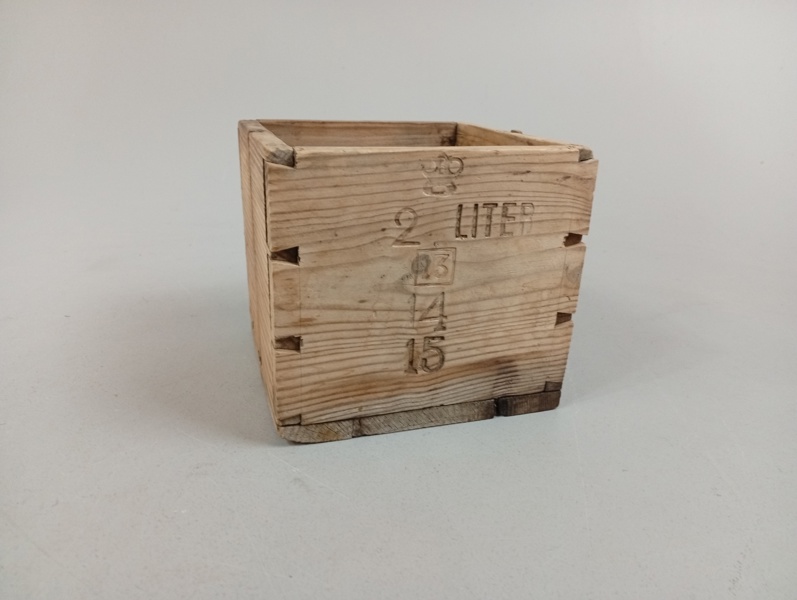 Krönt trämått. 2 Liter. Allmoge.