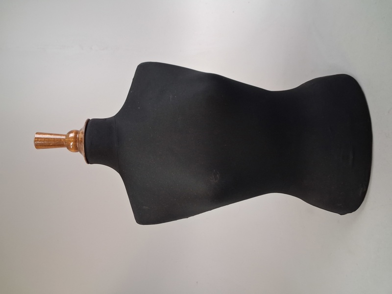 Torso. Kvinna. Skyltdocka.