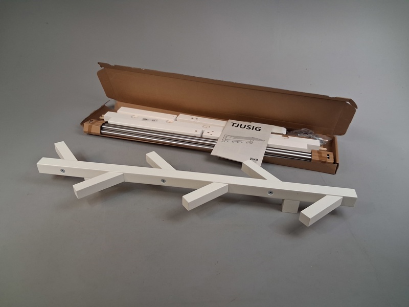 Hatthylla & klädhängare. Tjusig. IKEA. Vit.