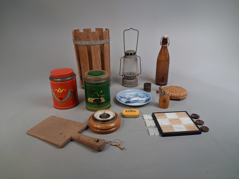 Diverse . Bl.a äldre burkar, barometer m.m.