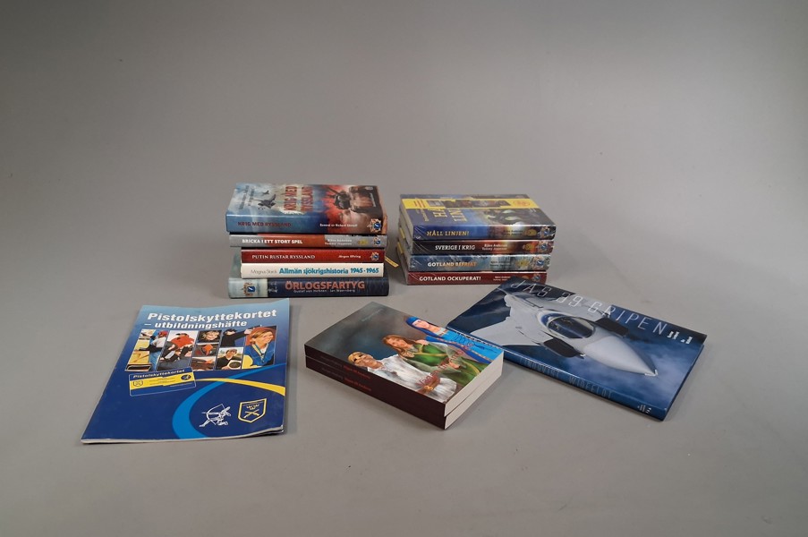 Böcker. Bl.a Svenskt militärhistoriskt bibliotek m.m.