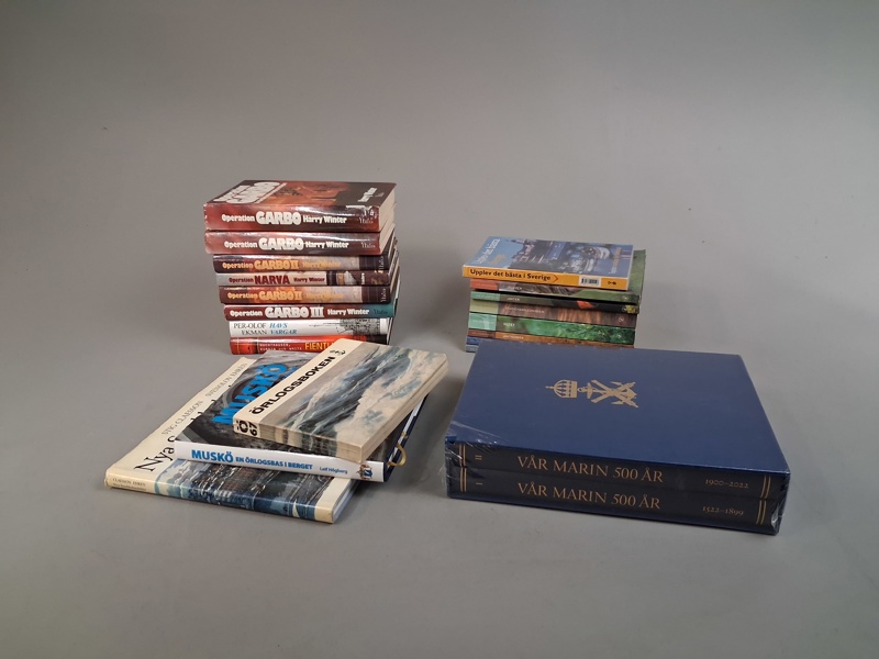 Böcker. Bl.a Nya Jägarskolan, Operation Garbo, Vår Marin m.m.